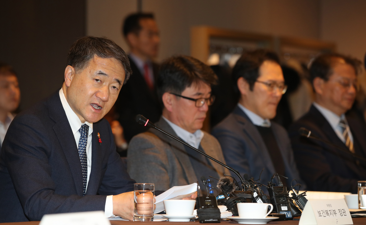 ▲박능후(맨 왼쪽) 보건복지부 장관이 16일 서울 중구 더 플라자호텔에서 열린 국민연금 기금운용위원회에서 발언하고 있다.(뉴시스)