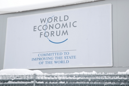 ▲스위스 다보스에 걸려있는 세계경제포럼(WEF·다보스포럼) 로고. 로이터연합뉴스
