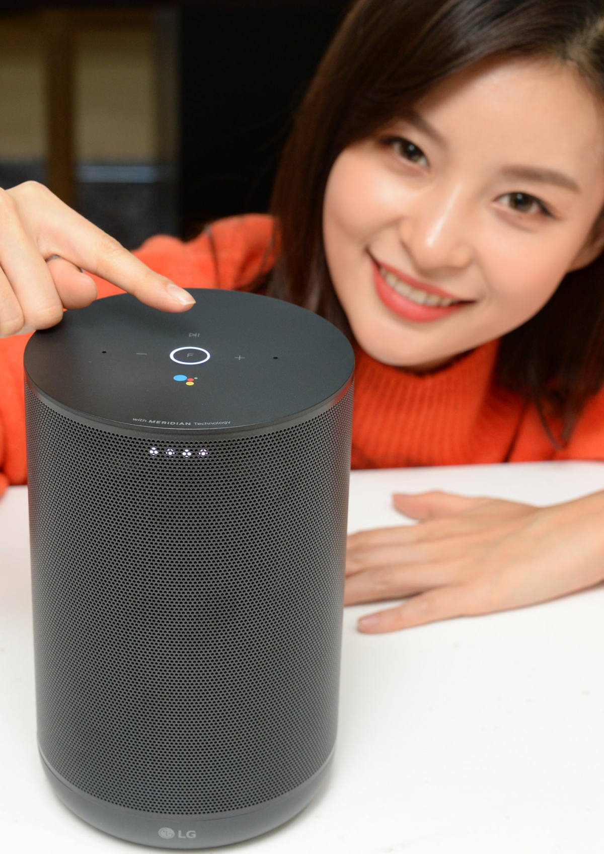 ▲모델이 프리미엄 사운드와 인공지능 기능까지 제공하는 LG전자 엑스붐 AI 씽큐 신제품을 소개하고 있다.(사진제공 LG전자)