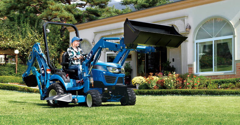 ▲LS엠트론은 오는 2월 28일까지 농기계 중∙소기업 글로벌 진출을 위한 수출 인큐베이팅 프로그램 ‘LS GBPP’ 참가 기업을 모집한다고 21일 밝혔다. 사진은 중∙소 농기계 기업이 제작한 로더(Loader∙적재용 작업기), 백호(Backhoe∙굴삭용 작업기), 미드모어(Mid mower∙잔디깎이용 작업기)가 부착된 LS엠트론의 강렬하고 스마트한 서브콤팩트(Subcompact) 트랙터 MT1 모델.(사진제공 LS엠트론)