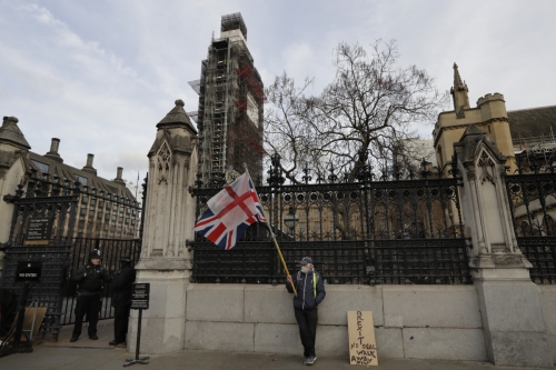 ▲영국 런던 의회의사당 앞에서 18일(현지시간) 한 사람이 브렉시트 관련 1인시위를 벌이고 있다. 런던/AP연합뉴스 
