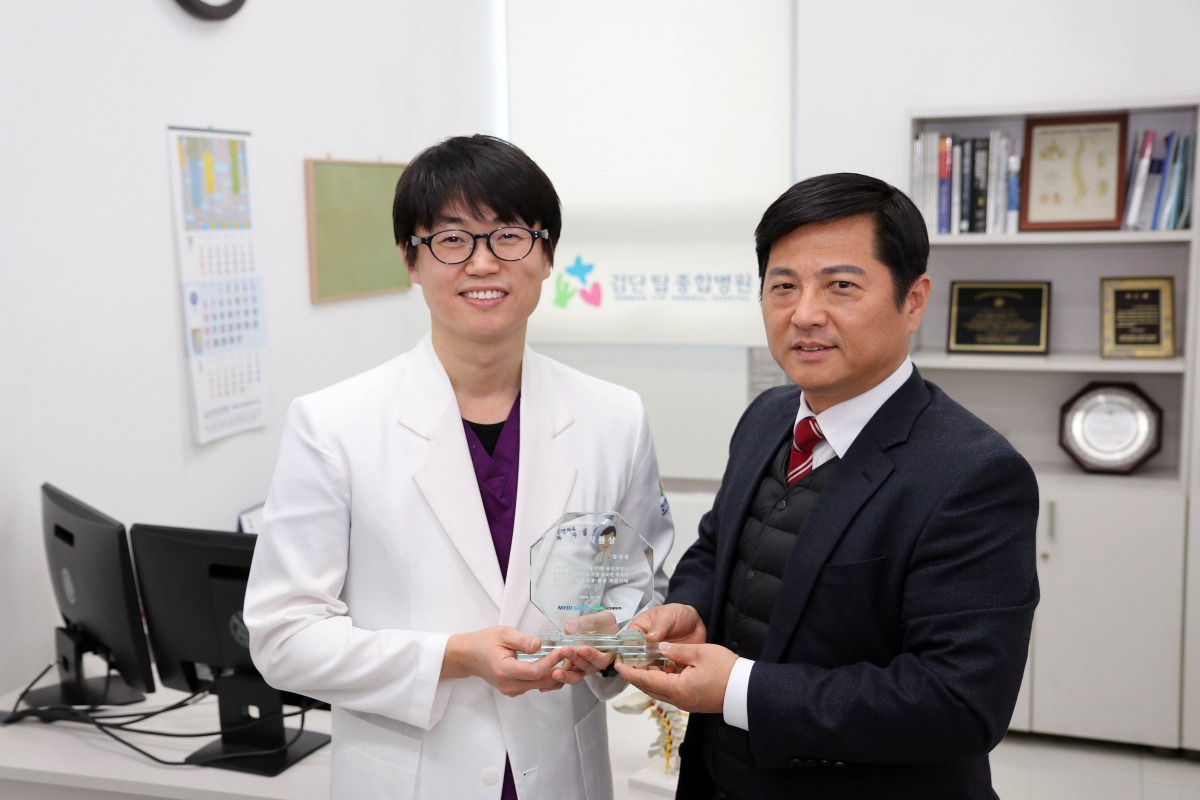 ▲인천 검단탑병원 임성룡 신경외과장(왼쪽)이 제15회 사랑나눔 의사사진 공모전 최고작품상을 수상하고 기념 촬영을 하고 있다.(사진제공=삼진제약)