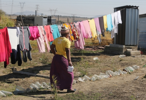 ▲남아프리카공화국 마리카나의 한 빈민촌에서 여성이 야외 간이 화장실로 가고 있다. 국제구호단체 옥스팜은 21일(현지시간) 보고서에서 지난해 전 세계 억만장자 재산이 하루 25억 달러씩 늘어난 반면 극빈층 재산은 11% 감소했다고 지적했다. 마리카나/AP뉴시스