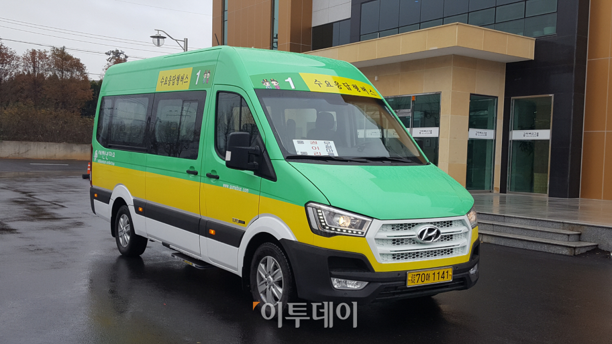 ▲경주시는 2016년 12월부터 시내버스가 운행되지 않는 양북면 오지마을에 ‘수요응답형 시골버스’를 도입해 운영하고 있다. 정부는 이같은 콜버스를 크게 늘린다는 계획이다.(경주시청)