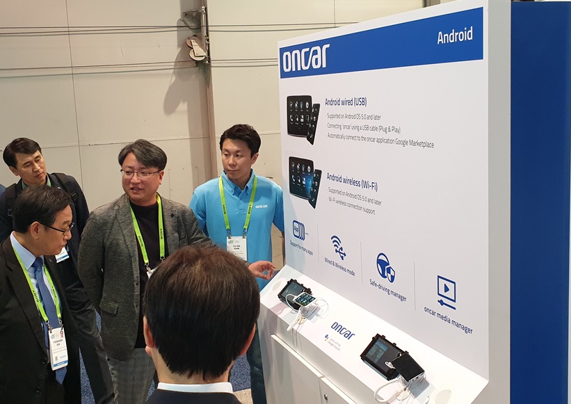 ▲이병주(가운데) 유브릿지 대표가 'CES 2019'에서 관람객에게 '온카'를 설명하고 있다.(사진제공=유브릿지)