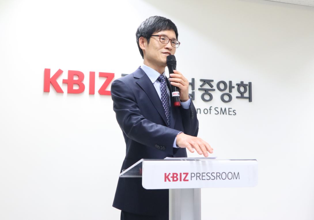 ▲윤완수 웹케시 대표가 21일 여의도 중기중앙회 기자실에서 '경리나라' 출시 1주년 간담회를 하고 있다.(사진제공=중기중앙회)