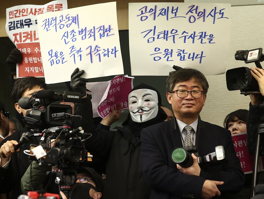 ▲21일 오전 서울 프레스센터에서 열린 김태우 수사관 공식 기자회견에서 지지자들이 관련 피켓을 들고 있다.(연합뉴스)