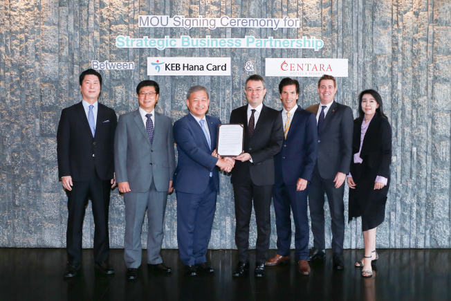 ▲하나카드는 21일 태국 센타라 호텔&리조트와 전략적 제휴 협약(MOU)를 맺었다. (왼쪽부터)센타라 호텔&리조트 한국지사 최철훈 이사, 하나카드 글로벌마케팅부 한경호 부장, 하나카드 글로벌성장본부 홍장의 본부장센타라 호텔&리조트 시라윳 치라시밧 회장(사진제공=하나카드)