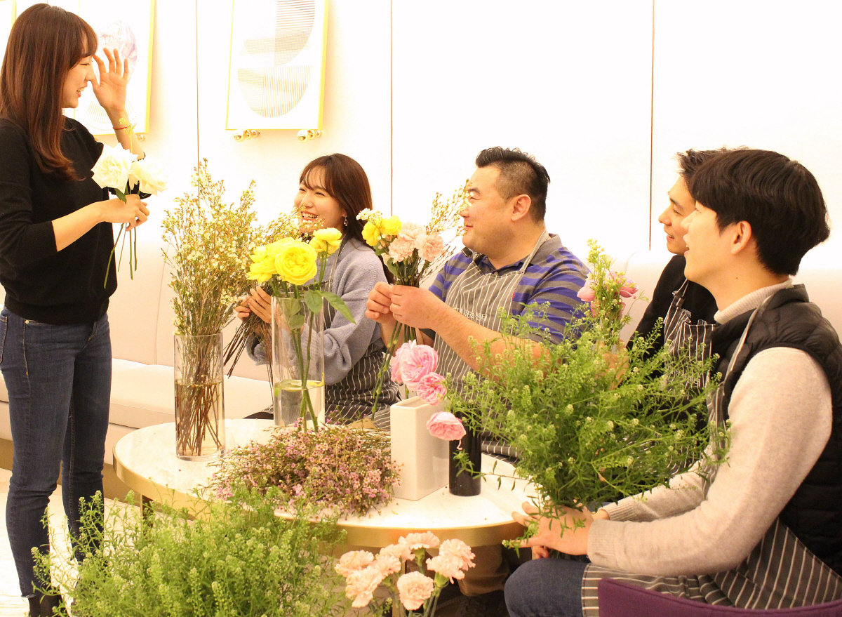 ▲플로리스트 강좌에 참여하는 남성이 늘고 있다. 롯데백화점 제공