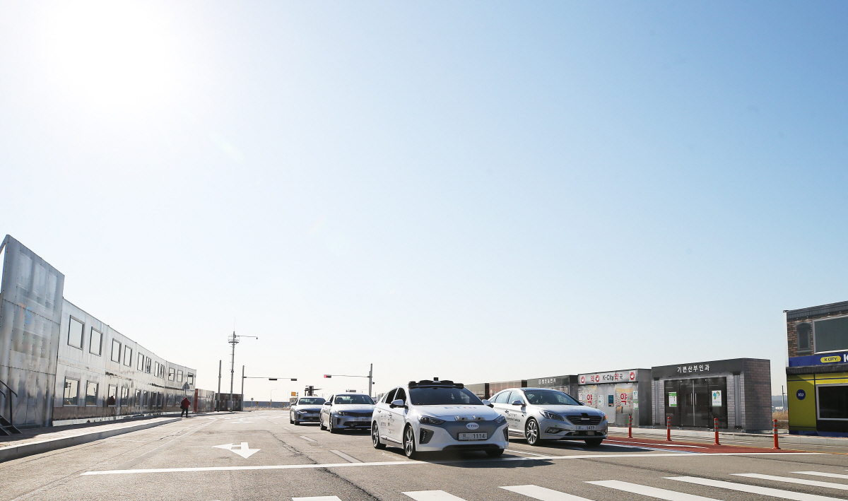 ▲경기도 화성시 송산면 한국교통안전공단 자동차안전연구원 자율주행 실험도시 K-시티 교차로의 모습. 실제 가상도심을 재현해 자율주행차의 다양한 시험주행 환경을 만들었다. 연합뉴스