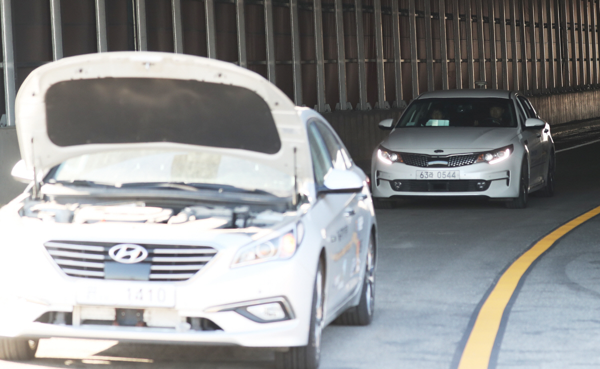 ▲향후 악천후와 전파교란 지역 등 갖가지 환경까지 염두에 두고 고도화 작업에 나설 계획이다. 터널을 빠져나온 자율주행시험차들의 모습. 연합뉴스