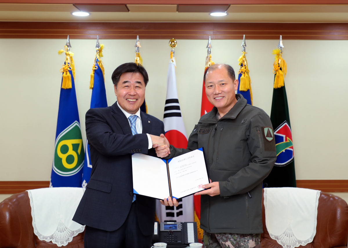 ▲21일 서울 관악구 수도방위사령부에서 진행된 기부금 전달식에서 김형 대우건설 대표이사(왼쪽)와 김정수 수도방위사령관이 기념촬영을 하고 있다.(사진출처=대우건설)