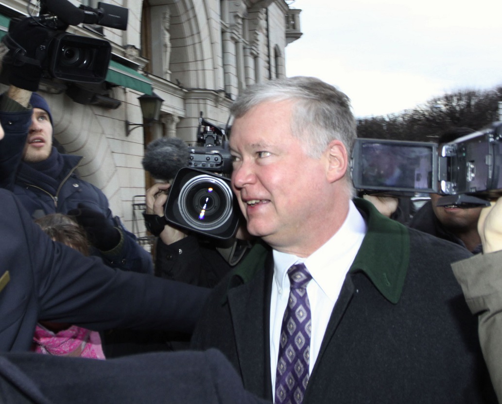 ▲스웨덴 외곽의 휴양시설에서 북미 실무협상을 마친 스티븐 비건  미국 국무부 대북정책특별대표가 21일(현지시간) 스웨덴 스톡홀름 시내 한 호텔에 도착하고 있다.(스톡홀름 교도/연합뉴스)