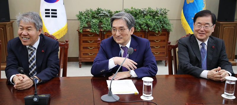 ▲노영민 대통령 비서실장이 22일 오후 청와대 여민관에서 열린 남북공동선언 이행추진위원회 3차회의에서 참석자들과 대화하고 있다. 이날 회의 노 비서실장 취임 뒤 열린 첫 이행추진위 회의다.(연합뉴스)