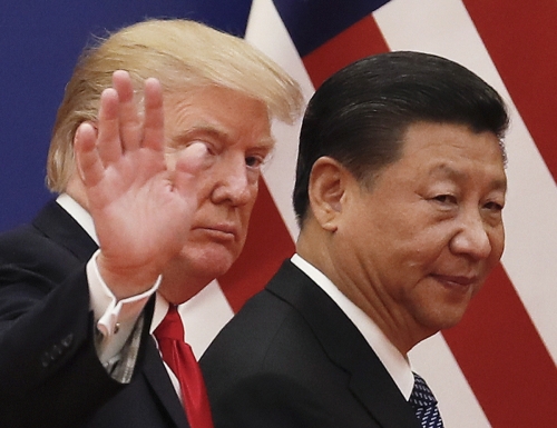▲도널드 트럼프(왼쪽) 미국 대통령과 시진핑 중국 국가주석이 2017년 11월 9일(현지시간) 베이징 인민대회당에서 열린 기업 이벤트에 함께 참석하고 나서 퇴장하고 있다. 베이징/AP뉴시스 
