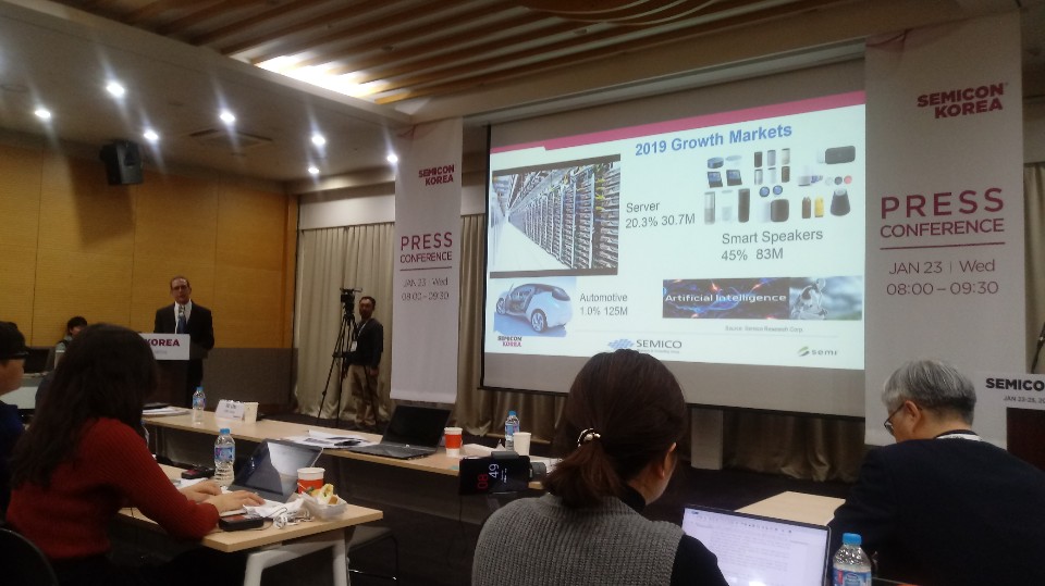 ▲23일 서울 강남구 코엑스에서 열린 ‘세미콘 코리아 2019’에서 짐 펠드한 세미코 리서치 시장이 연설하고 있다.  (한영대 기자 yeongdai@)