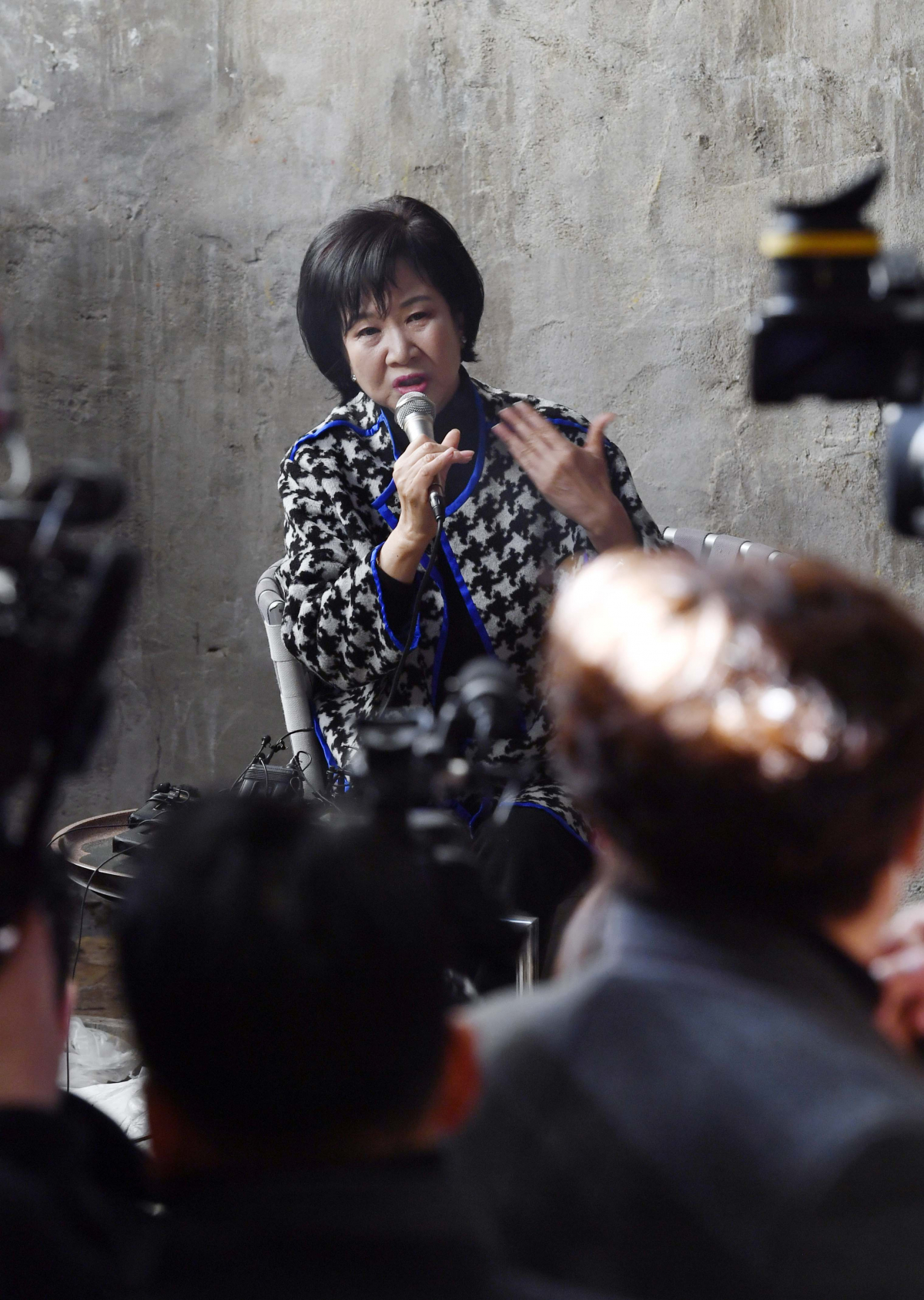 ▲ 목포 근대역사문화공간 내 부동산 투기 의혹을 받는 무소속 손혜원 의원이 23일 오후 목포 현장에서 해명 기자회견을 하고 있다.(연합뉴스)