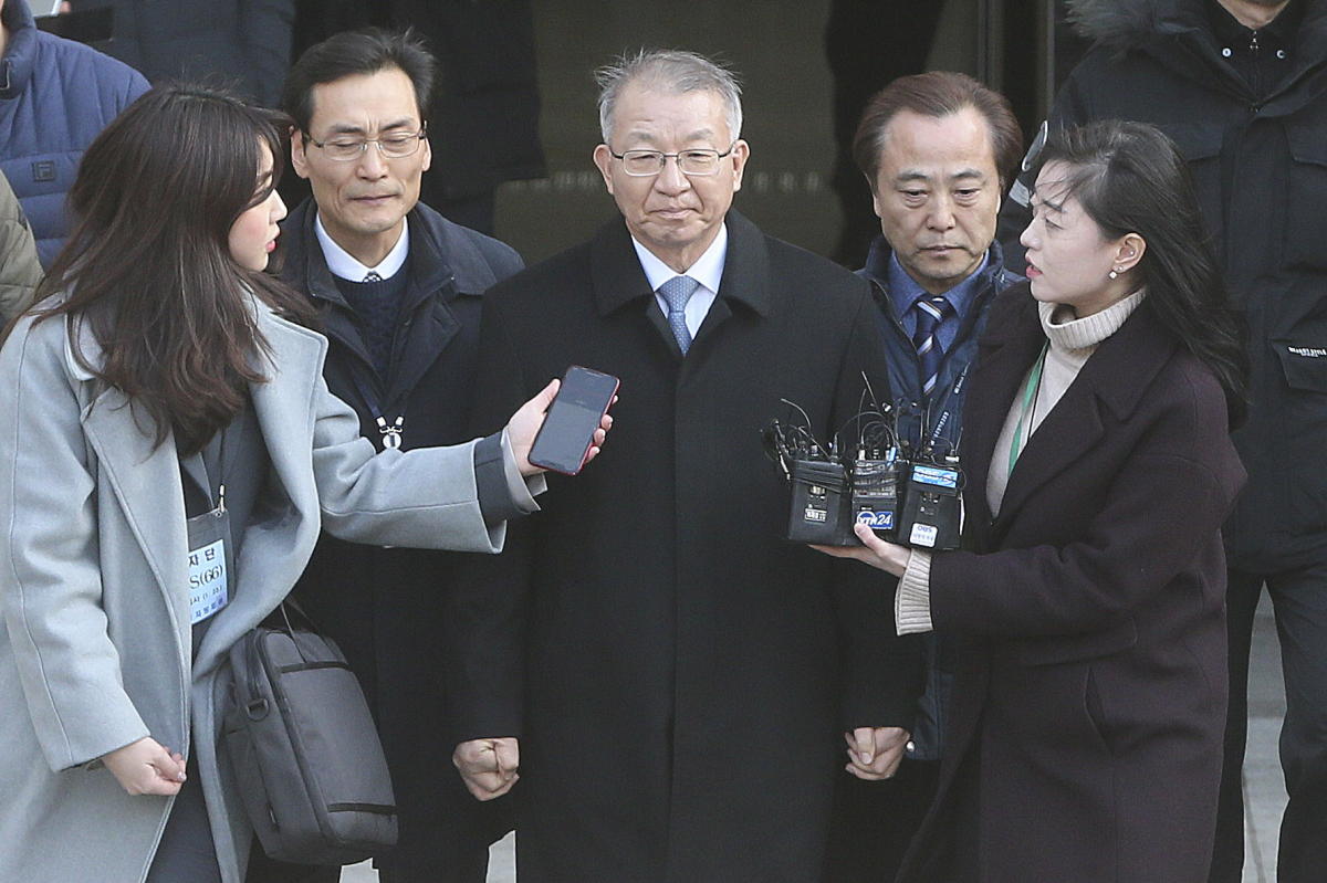 ▲사법행정권 남용 의혹으로 구속영장이 청구된 양승태 전 대법원장이 23일 오후 서울 서초구 서울중앙지법에서 진행된 영장실질심사를 마치고 서울구치소로 향하고 있다. (뉴시스)