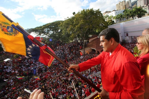 ▲니콜라스 마두로 베네수엘라 대통령이 23일(현지시간) 카라카스의 대통령궁 앞에 모인 지지자들 앞에서 깃발을 흔들고 있다. 그는 이날 연설에서 미국과의 외교와 정치 관계를 완전히 단절할 것이라며 미국 외교관들에게 72시간 내에 떠나라고 밝혔다. 카라카스/로이터연합뉴스
