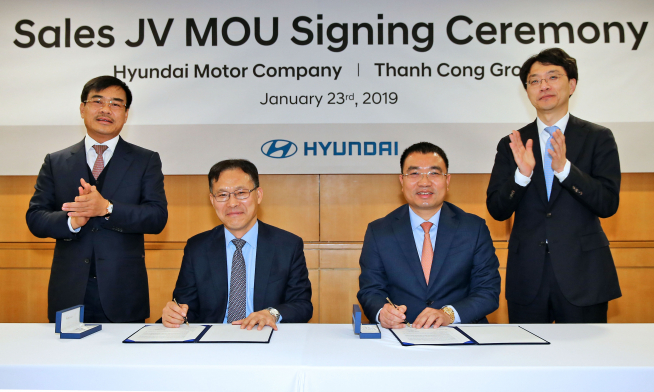 ▲현대차가 베트남 탄콩(Thanh Cong)그룹과 판매 합작 법인 설립을 위한 업무 협약(MOU)을 체결하고 베트남 자동차 시장 공략에 박차를 가한다. 사진 왼쪽부터 응우엔 뚜안 아잉(Nguyen Tuan Anh) 탄콩그룹 회장, 정방선 현대차 아중아관리사업부장, 레 응옥 덕(Le Ngoc Duc) 탄콩그룹 CEO, 김승진 현대차 사업관리본부장이 MOU를 체결한 후 기념 촬영을 하는 모습. (사진제공=현대차)