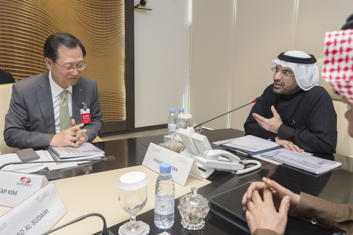 ▲김종갑 한국전력 사장(왼쪽)이 알술탄 K.A.CARE 원장과 대화하고 있다.(한국전력)