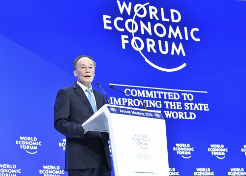 ▲왕치산 중국 국가주석이 23일(현지시간) 스위스 다보스에서 열린 세계경제포럼(WEF)에서 연설하고 있다. 다보스/신화뉴시스
