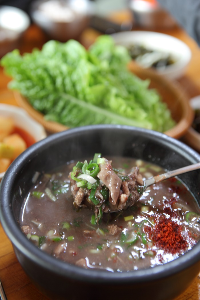 ▲가시리 마을의 제주 전통 순댓국. 