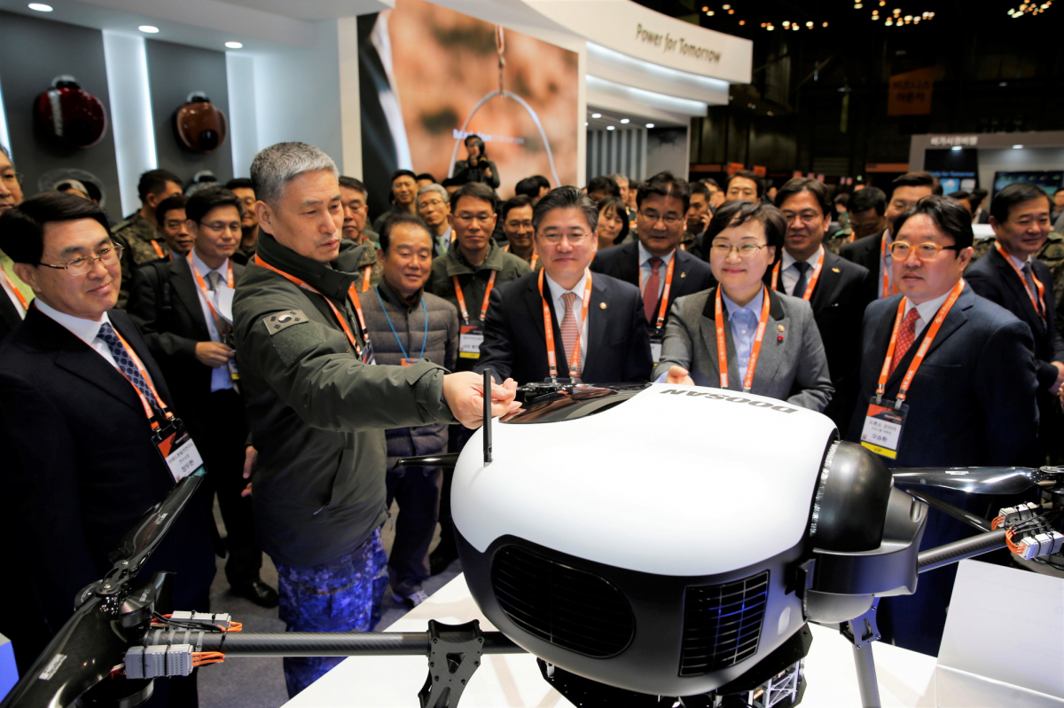 ▲2019 드론쇼코리아에 방문한 내빈들이 두산모빌리티이노베이션의 제품을 살펴보고 있다.(사진제공=두산그룹)