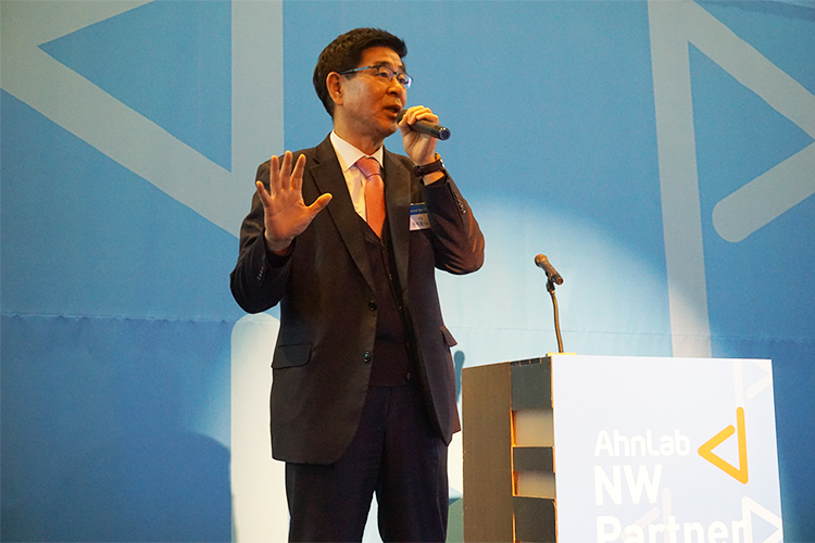 ▲안랩 권치중 대표가 23일 '안랩 NW 파트너 데이 2019'에서 인사말을 하고 있다.(사진 = 안랩 제공)