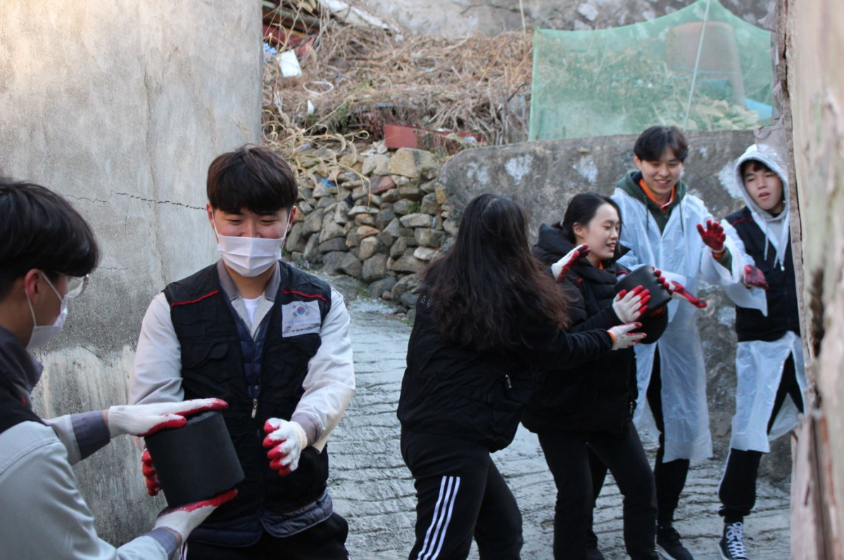 ▲오토닉스 신입사원들이 사랑의 연탄나눔을 하고 있다(사진제공=오토닉스)