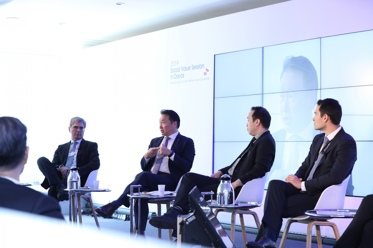 ▲최태원 SK 회장이 24일(현지시각) 스위스 다보스 벨베데르 호텔에서 '기업 가치에 대한 새로운 접근'이란 주제로 열린 세션에서 지속 가능한 성장의 방법론으로 사회적 가치 추구 경영에 대해 토론하고 있다. 왼쪽부터 조 캐저 지멘스 회장, 최태원 SK 회장, 캐빈 루 파트너스 그룹 아시아 대표, 조지 세라핌 하버드대 교수.(사진 제공=SK)