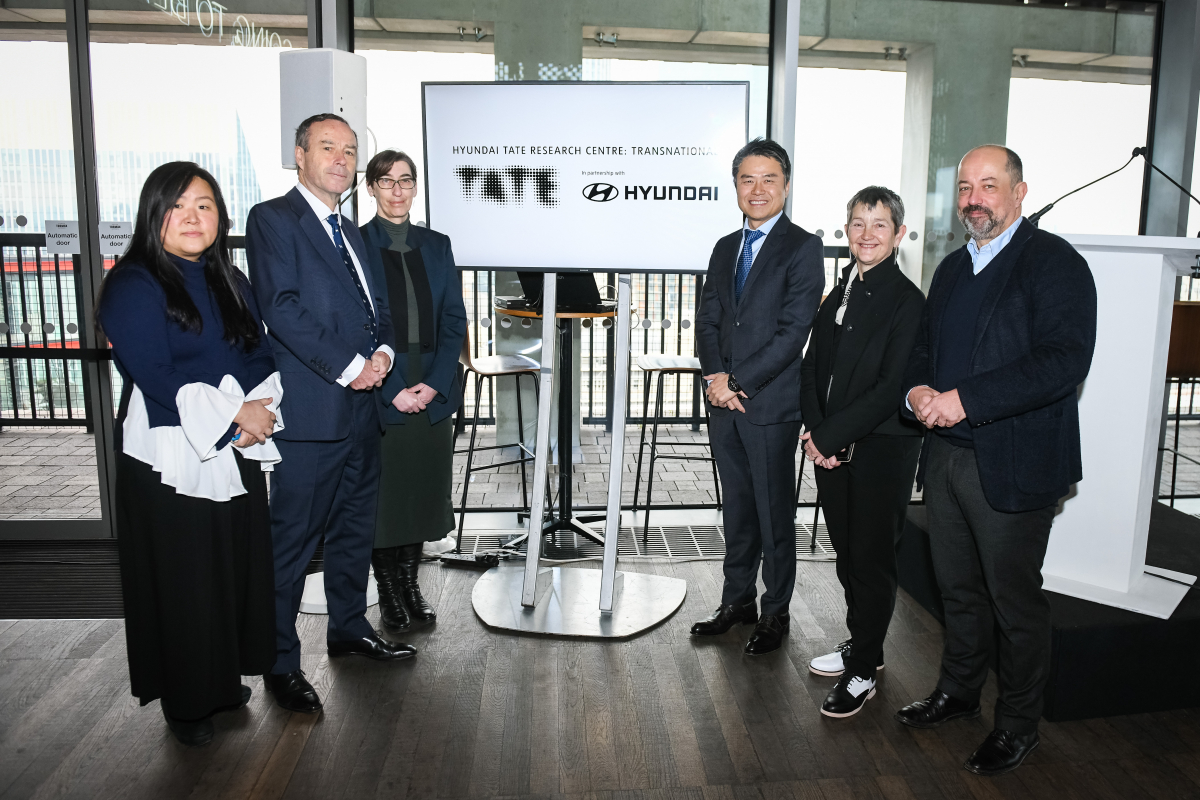 ▲현대차가 테이트 미술관 글로벌 연구 파트너십을 체결했다. 사진 왼쪽부터 이숙경 테이트 모던 국제 미술 수석 큐레이터, 라이오넬 바버 테이트 이사회 의장, 아나 커틀러 테이트 교육·리서치 디렉터, 현대자동차 고객경험본부장 조원홍 부사장, 프란시스 모리스 테이트 모던 관장, 아킴 보르하르트흄 테이트 모던 전시·프로그램 총괄이 기념촬영 하는 모습. (사진제공=Matt Stokes for Miranda Parry Photography)