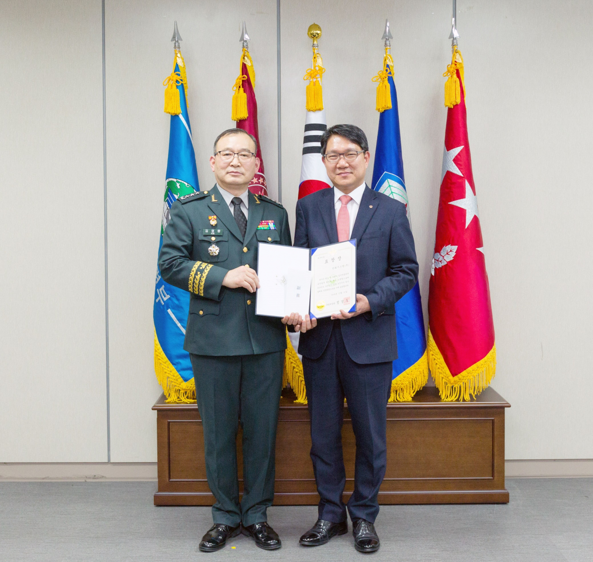 ▲한화시스템이 24일 국방부에서 열린 '2018 보안감사 우수업체 표창 수여식'에서 국방부 장관 표창을 받았다.(사진 제공=한화시스템)