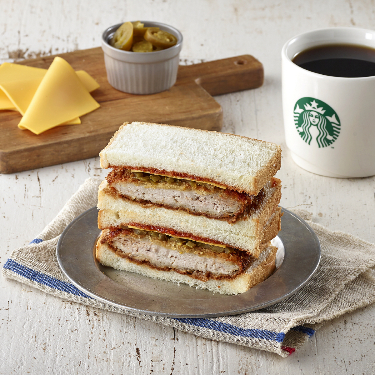 ▲스타벅스의 포크 커틀릿 샌드위치. (사진제공=스타벅스코리아)