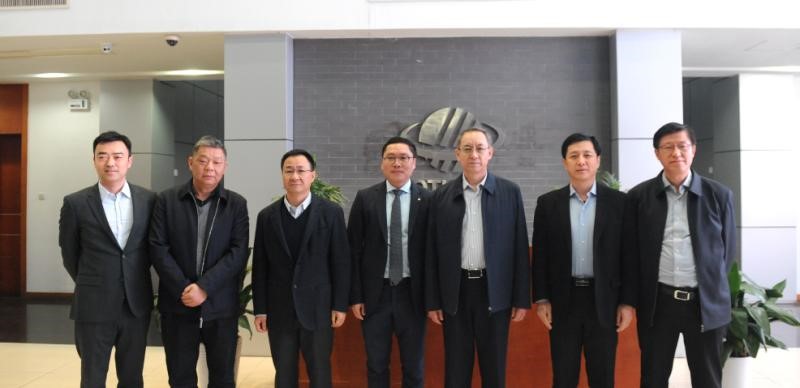 ▲로스웰인터내셔널은 지난 23일 중국의 차오위 은행보험관리감독위원회 부주석, 양주시 시장 등이 포함된 시찰단이 회사를 방문했다고 밝혔다. 차오위 은보감회 부주석(오른쪽 세 번째)과 로스웰 저우샹동 대표이사(가운데), 시찰단이 기념사진을 촬영하고 있다.(사진제공=로스웰인터내셔널)
