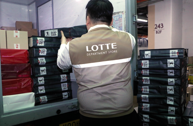 ▲롯데백화점 배송 직원이 위탁 배송 차량에 설 선물세트를 싣는 모습.(사진제공=롯데쇼핑)