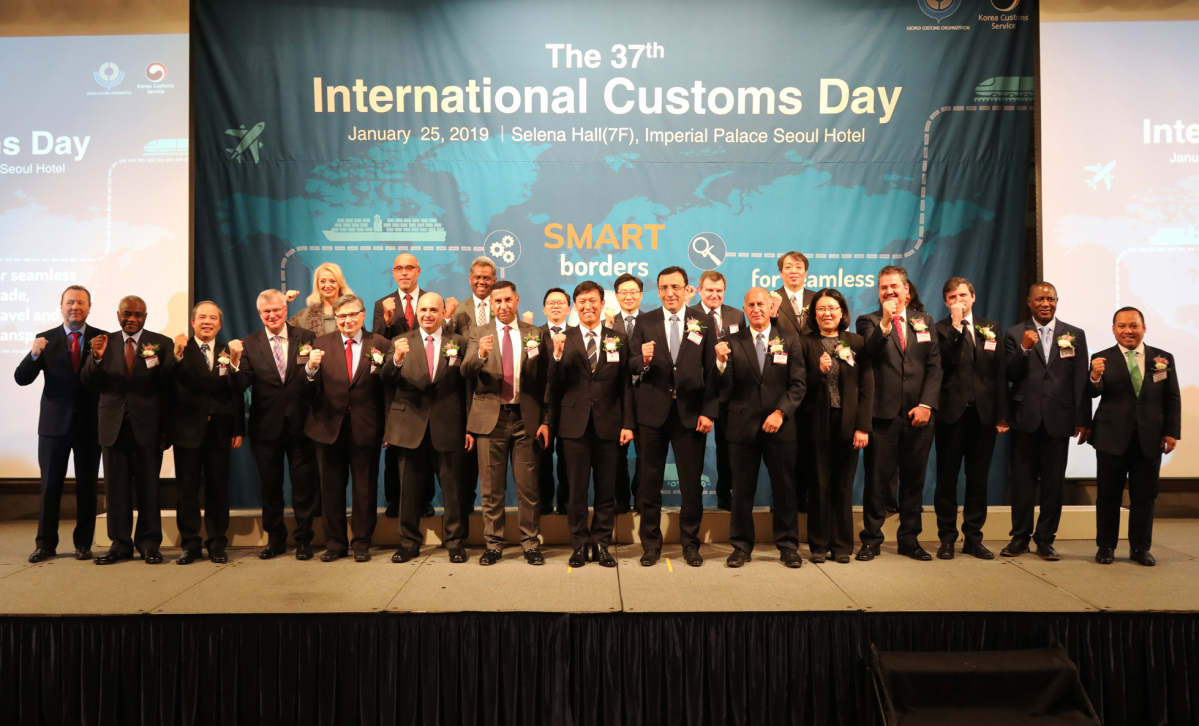 ▲25일 서울에서 개최된 제37회 국제관세의날 행사에서 김영문 관세청장(앞줄 여덟번째)와 각국 대사들이 기념촬영을 하고 있다.(관세청)
