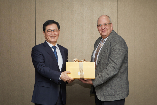 ▲24일 SPC그룹 서울 양재동 본사에서 열린 ‘SPC그룹 푸드뱅크 사업 사례 설명회’에서 글로벌 푸드뱅킹 네트워크 크레이그 네미츠 이사(오른쪽)와 파리크라상 권인태 대표가 기념촬영을 하고 있다.(사진제공=SPC그룹)