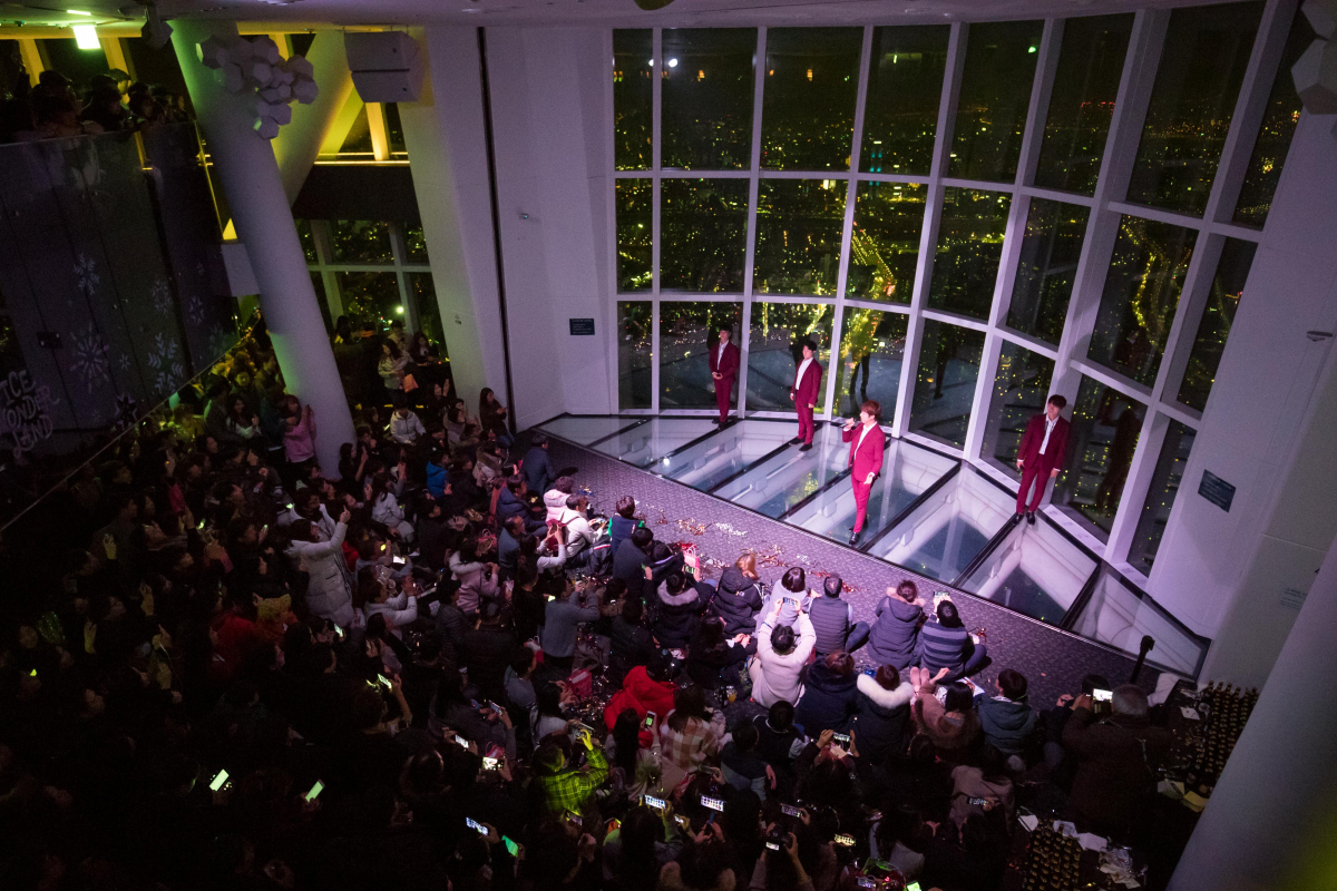 ▲서울스카이 118층에서 문화공연이 열리고 있는 모습.(사진제공=서울스카이)