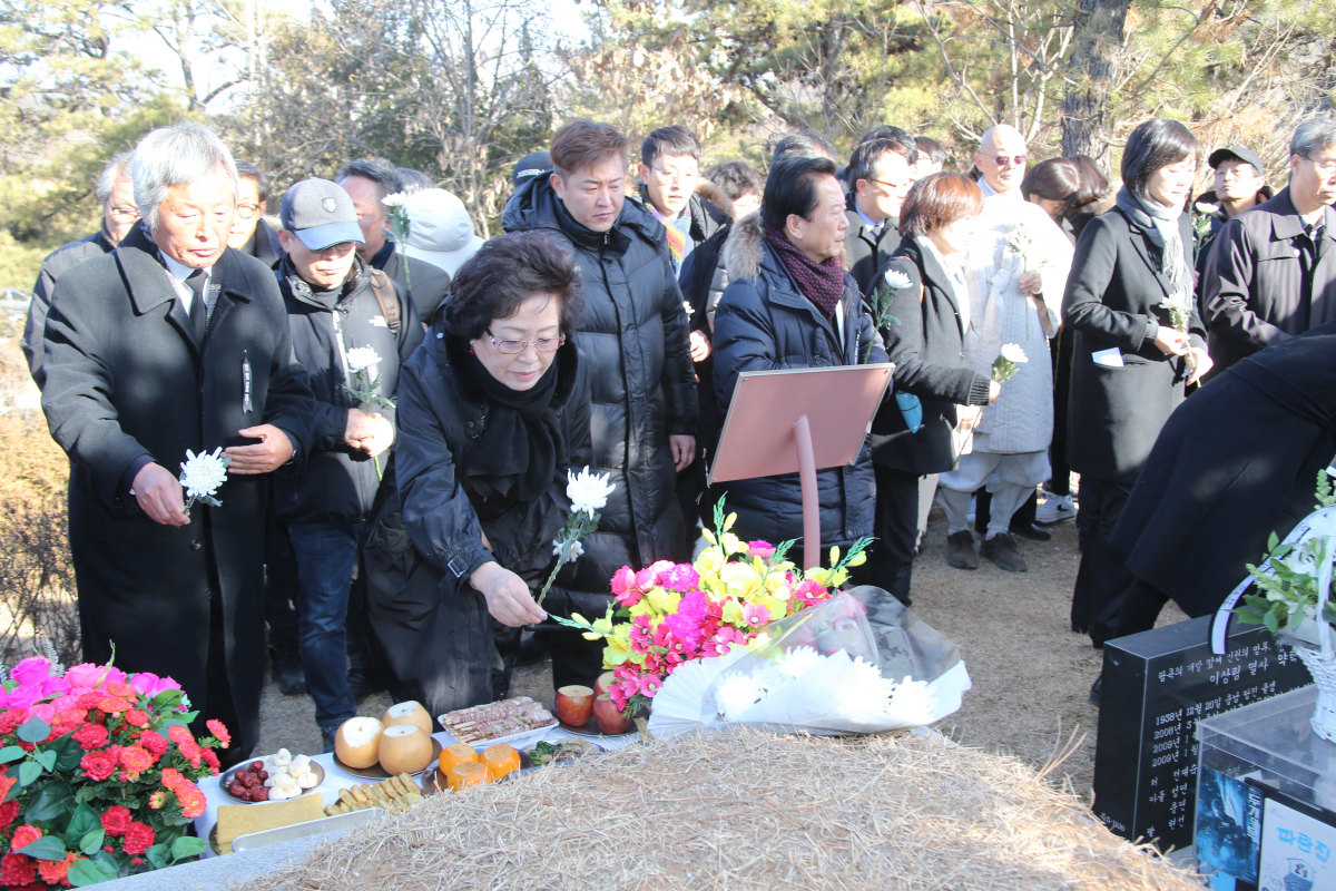 ▲20일 경기도 남양주 마석 모란공원 열사묘역에서 열린 용산참사 10주기 추모제에서 유가족들은 진실이 밝혀질 때까지 끝까지 싸우겠다고 의지를 밝혔다. (연합뉴스)