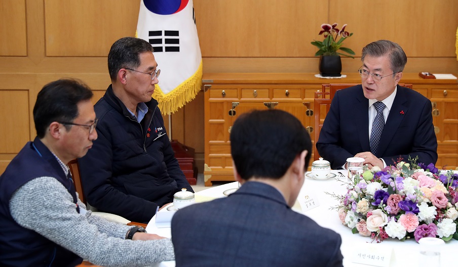 ▲문재인 대통령이 25일 오후 청와대에서 김주영 한국노총 위원장(오른쪽 두번째), 김명환 민주노총 위원장(왼쪽)과 만나 얘기를 나누고 있다. 앞쪽 등 보이는 이는 이용선 시민사회수석.(연합뉴스)