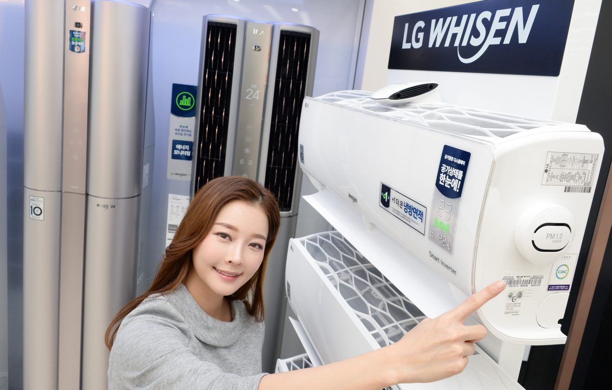 ▲LG전자는 4월 1일까지 LG 휘센 에어컨을 구입하는 고객에게 실속있는 혜택을 제공한다. '듀얼 스페셜' 이상 모델을 구입하는 고객은 일반 벽걸이에어컨을 공기청정 기능을 적용한 제품으로 무상 업그레이드받을 수 있다.(사진제공=LG전자)