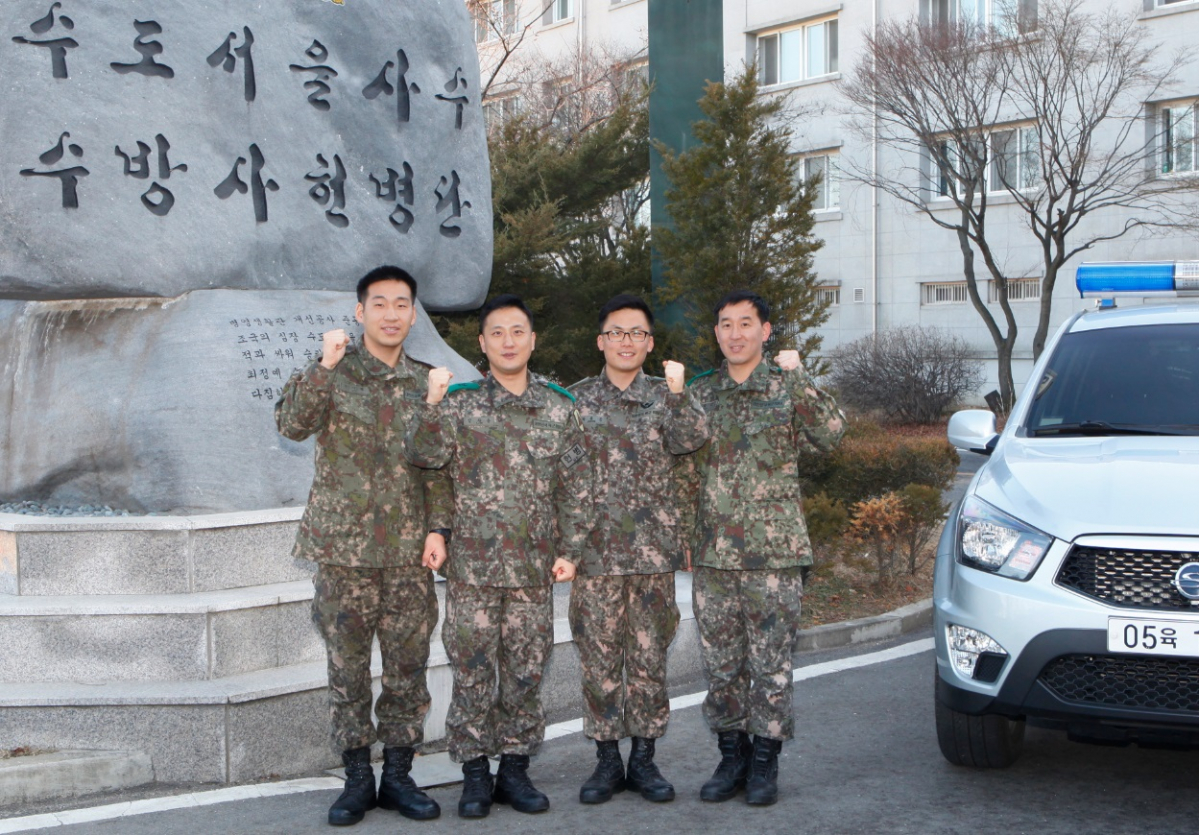 ▲13개월 아기 살린 수도방위사령부 장병들 (왼쪽부터 진석렬 상병, 임차돌 중사, 박종궁 대위, 전승근 대위)(사진제공=LG그룹)