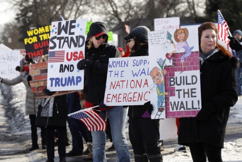 ▲미국 연방정부의 사상 최장 기간 셧다운이 끝난 다음 날인 26일(현지시간) 미시간주 블룸필드힐스에서 도널드 트럼프 대통령 지지자들이 ‘국경장벽을 세워라’ ‘여성들은 장벽을 원한다’ 등의 내용이 담긴 팻말을 들고 시위를 하고 있다. 블룸필드힐스/AP연합뉴스 
