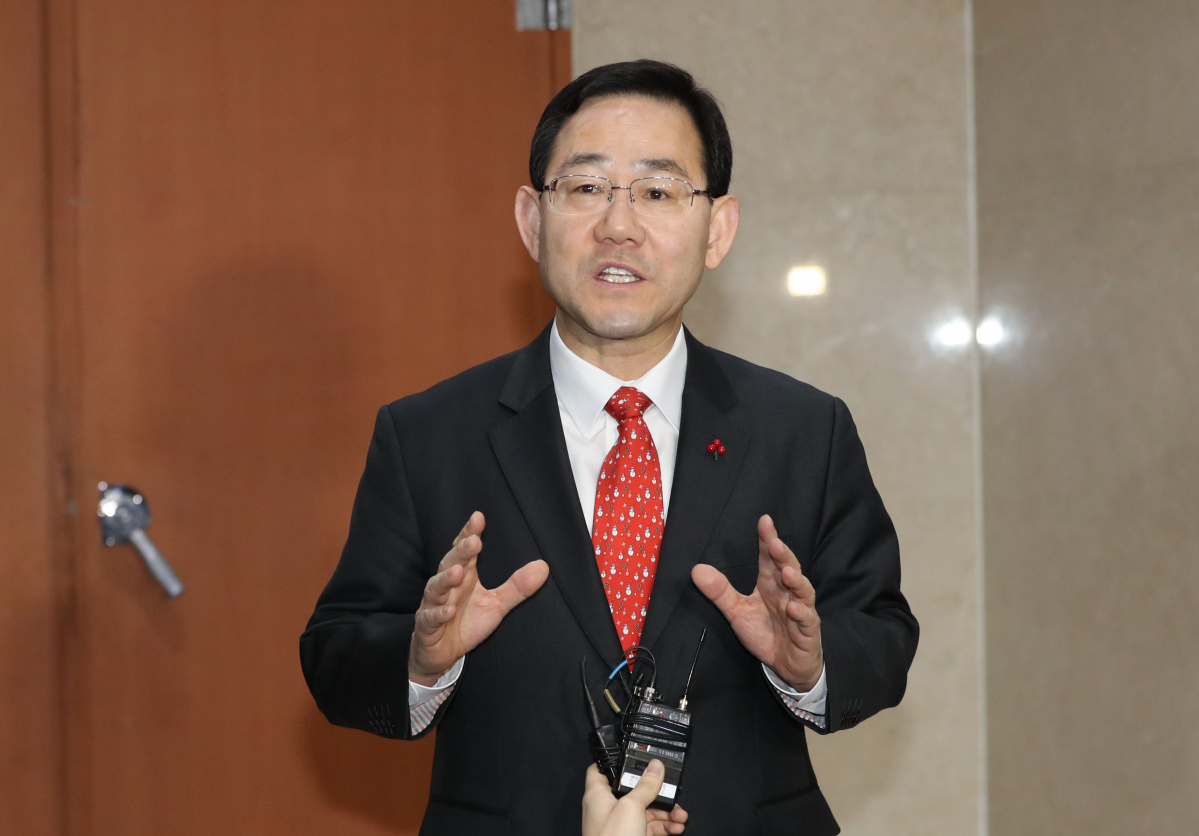 ▲자유한국당 주호영 의원이 27일 오전 국회 정론관에서 전당대회 당대표 출마 선언 기자회견을 마치고 기자들의 질문에 답하고 있다. (연합뉴스)