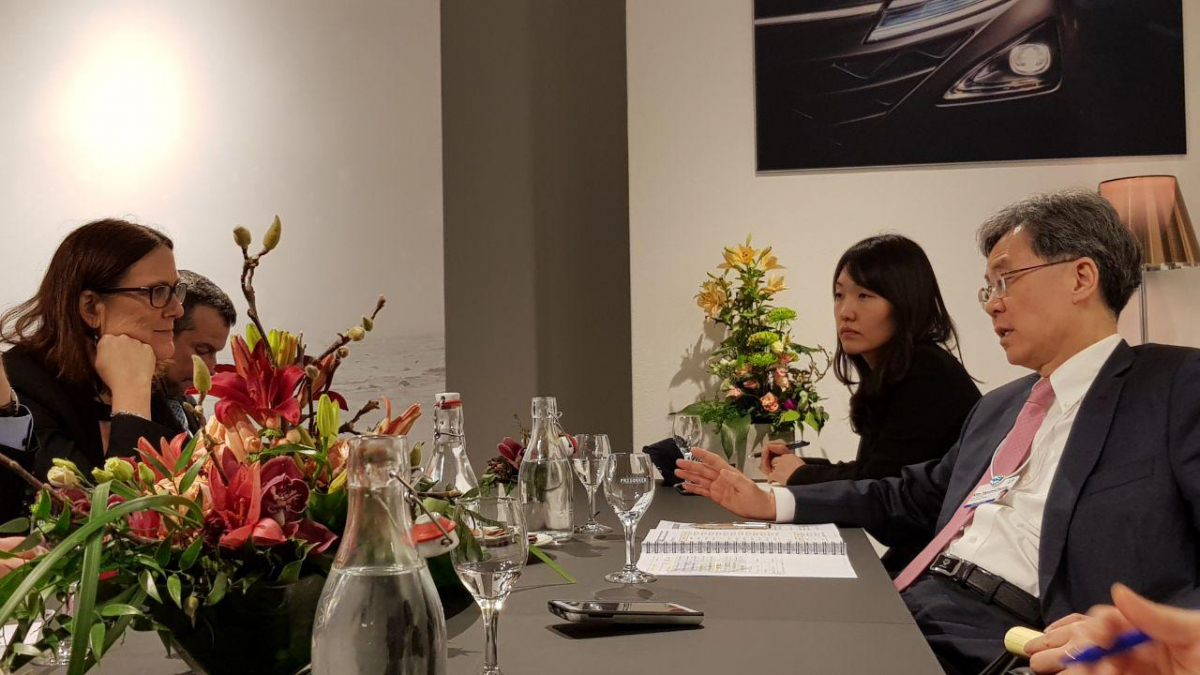 ▲김현종(오른쪽) 산업통상자원부 통상교섭본부장이 세실리아 말스트롬 유럽연합(EU) 통상 담당 집행위원과 철강 세이프가드 등 통상 현안을 논의하고 있다.(산업통상자원부)