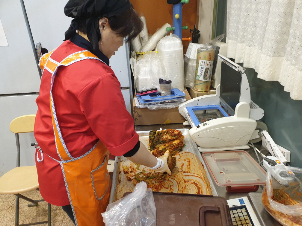 ▲‘더나은 김치’ 제조 모습.(사진제공=소상공인시장진흥공단)