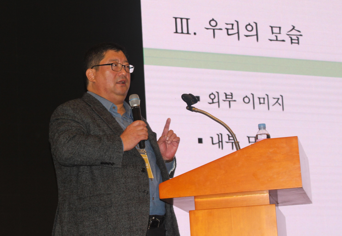 ▲지난 25일과 26일 양일간 강원도 원주시 오크밸리에서 열린 태광그룹 임원 워크숍 ‘2019년 태광의 새로운 변화_고객 중심의 정도 경영’ 에서 정도경영위원회 임수빈 위원장이 강연을 진행하고 있다. (사진 제공=태광그룹)