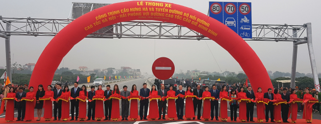 ▲지난 26일(현지시간) 베트남에서 열린 ‘흥하교량’ 개통식에서 김대철 HDC현대산업개발 대표이사를 비롯한 관계자들이 테이프커팅식에 참석했다(참석자기준 왼쪽에서 세번째 김대철 HDC현대산업개발 대표이사, 네번째 김도현 주베트남 대사, 아홉번째 응우엔 쑤안 푹(Nguyen Xuan Phuc) 총리)(사진=HDC현대산업개발)