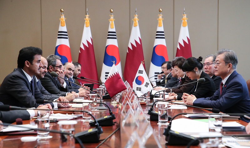 ▲문재인 대통령이 28일 오전 청와대에서 열린 한·카타르 정상회담에서 타밈 빈 하마드 알사니 카타르 국왕에게 인사말을 하고 있다. (연합뉴스)